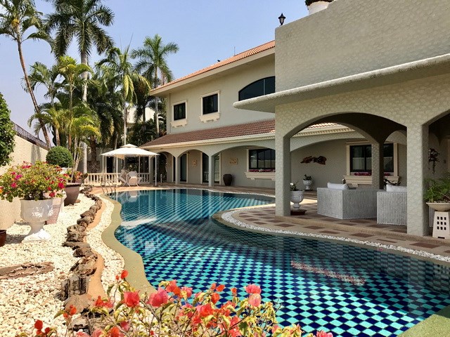 House for sale Pattaya showing the private swimming pool
