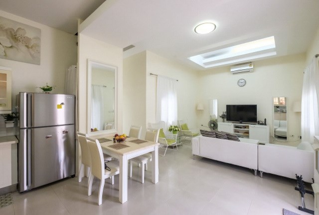 House for sale Pattaya showing the living and dining areas House for sale Pattaya showing the living and dining areas