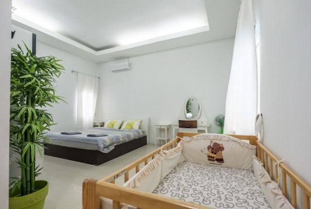 House for sale Pattaya showing the master bedroom House for sale Pattaya showing the master bedroom