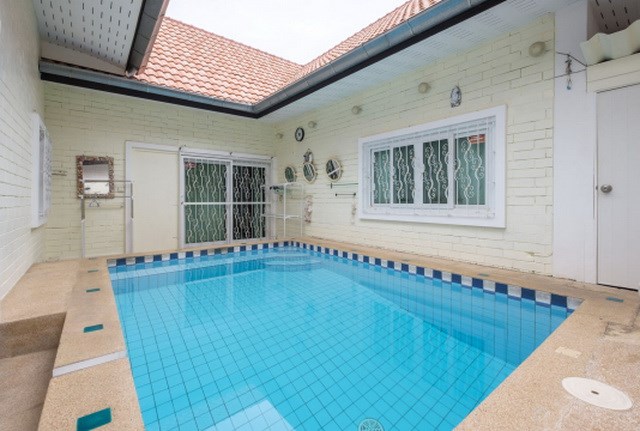 House for sale Pattaya showing the private swimming pool House for sale Pattaya showing the private swimming pool