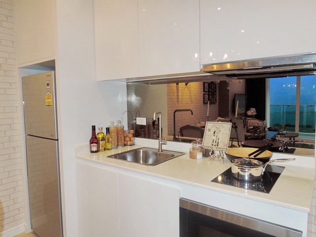 One Tower Pratumnak showing the kitchen