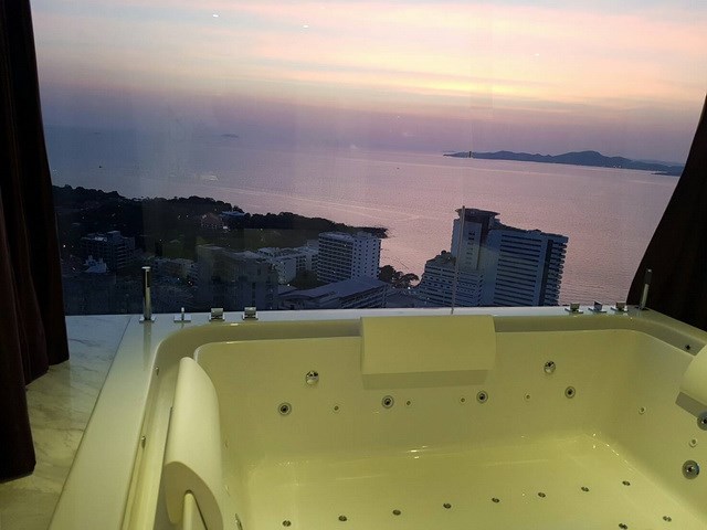 Penthouse Condominium for sale Pratumnak Pattaya showing the jacuzzi view Penthouse Condominium for sale Pratumnak Pattaya showing the jacuzzi view