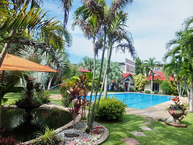 Resort for sale Huay Yai Pattaya showing the large pool and garden 