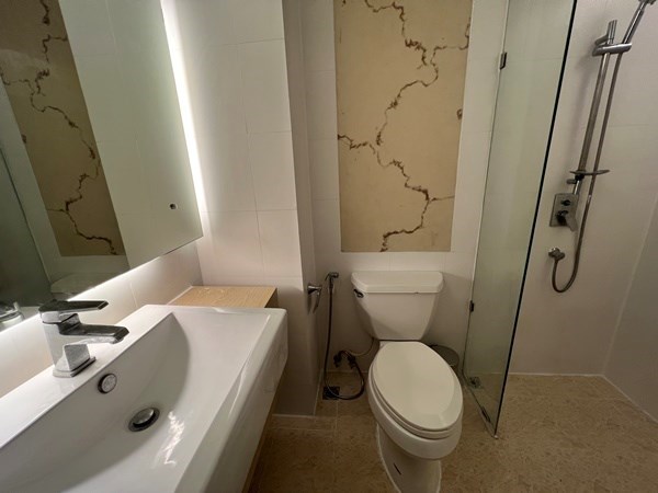 Condo For Rent Pattaya Jomtien showing the master bathroom