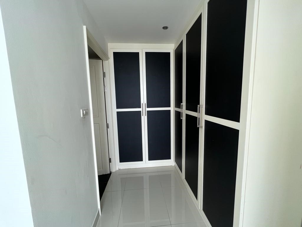 Condo for rent Pattaya Pratumnak showing the built-in wardrobes