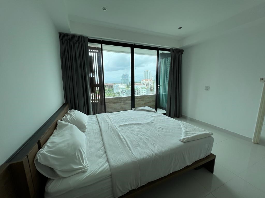 Condo for rent Pattaya Pratumnak showing the master bedroom suite