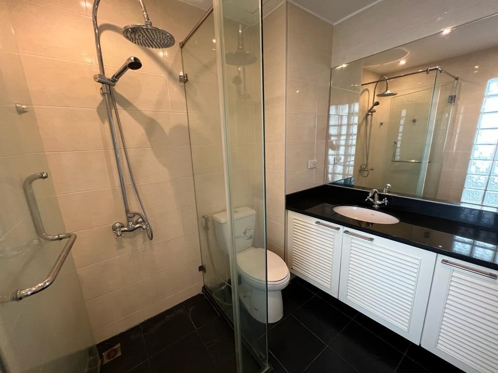Condo for rent Pattaya Pratumnak showing the master bathroom