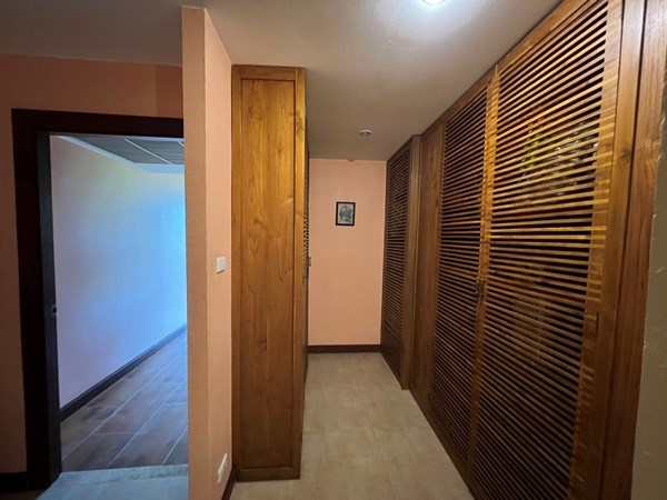 Condo for rent Jomtien showing the built-in wardrobes