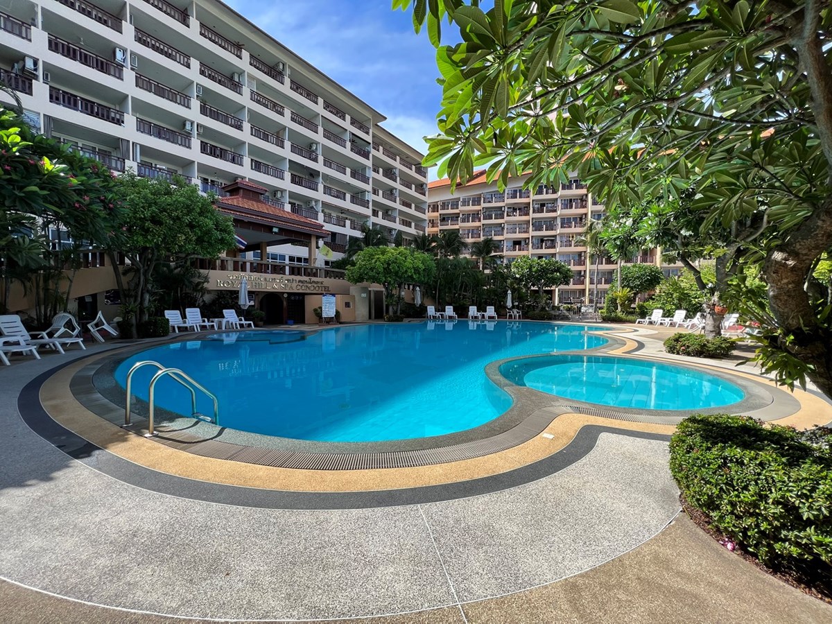 Condo for sale Pattaya Jomtien showing the communal pool