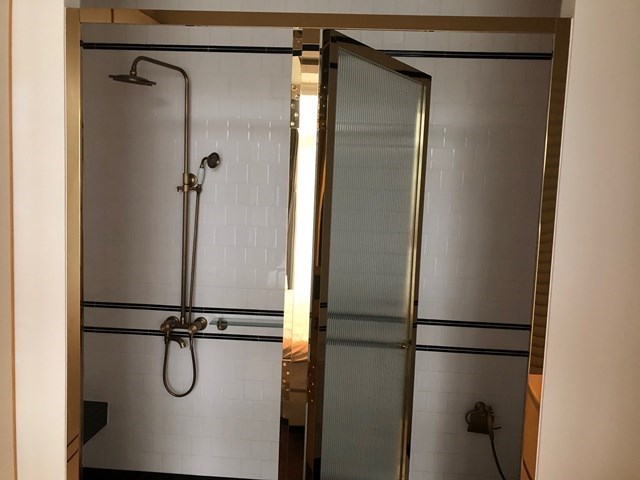 Condo for sale Na Jomtien Pattaya showing the en-suite bathroom Condo for sale Na Jomtien Pattaya showing the en-suite bathroom
