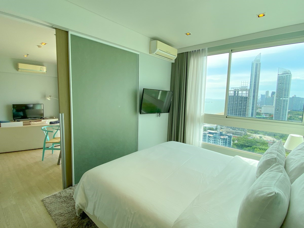 Condo for sale Na Jomtien Pattaya showing the Master Bedroom Suite