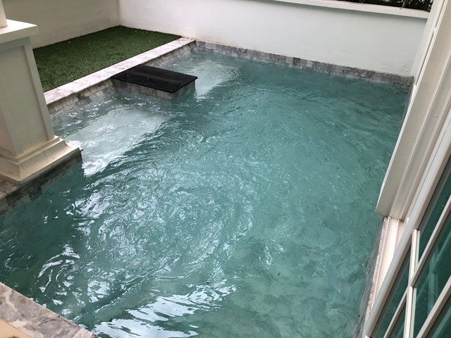Condo for sale Na Jomtien Pattaya showing the condo pool jacuzzi Condo for sale Na Jomtien Pattaya showing the condo pool jacuzzi