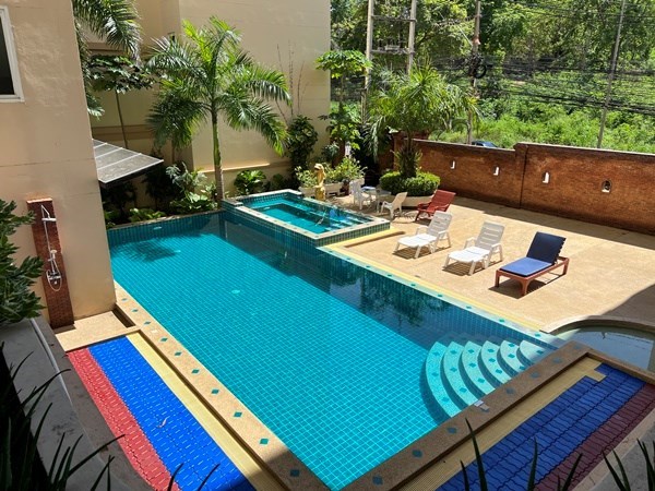 Condo for sale Pratumnak Pattaya showing the communal pool
