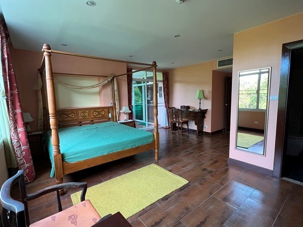 Condo for sale Pratumnak Pattaya showing the master bedroom suite