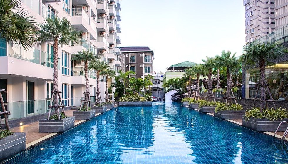 Condominium for sale The Cliff Pratumnak showing the communal pool