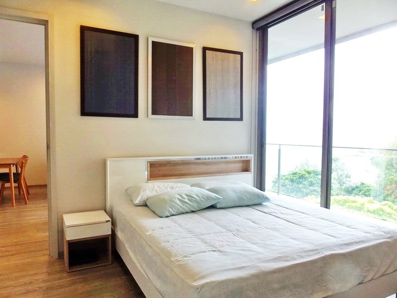 Condominium for rent Wongamat showing the bedroom and balcony 