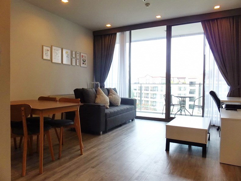 Condominium for rent Wongamat showing the living and dining areas 