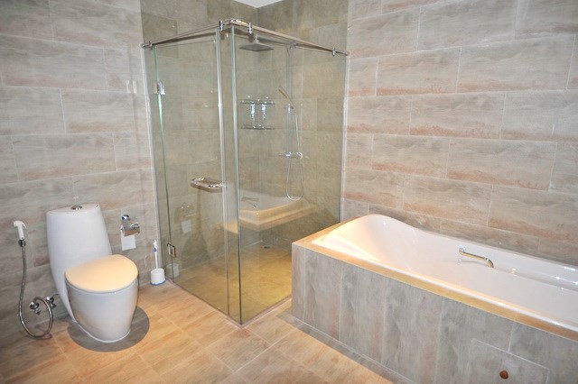 Condominium for rent Jomtien showing the master bathroom with bathtub 