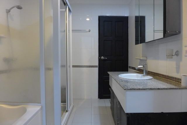 Condominium For Rent Jomtien showing the bathroom