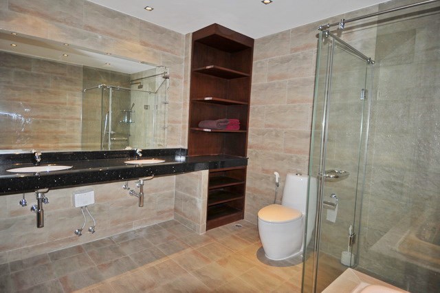 Condominium for rent Jomtien showing the master bathroom 