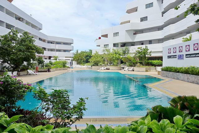 Condominium For Rent Jomtien showing the condo and pool