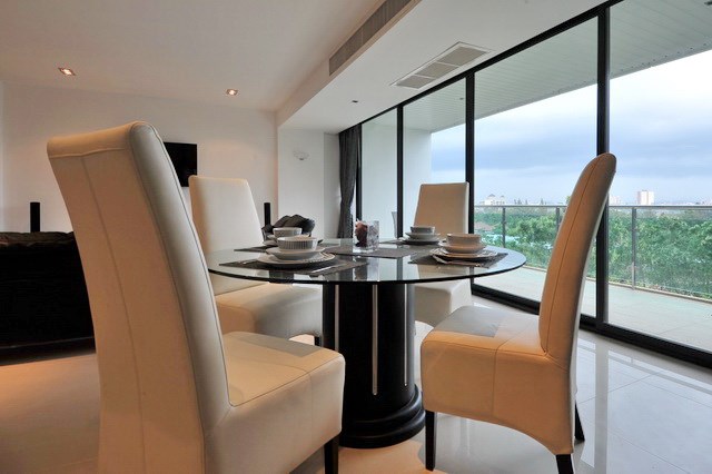 Condominium for rent Jomtien showing the dining area 