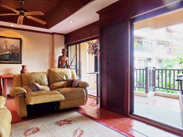 Condominium for rent Jomtien showing the living area and balcony 