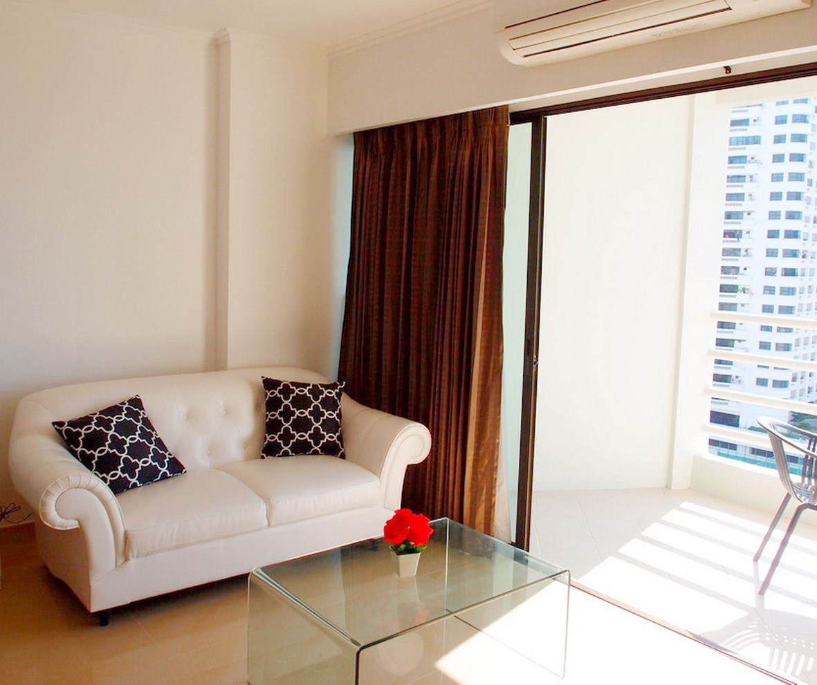 Condominium for rent Jomtien showing the living area