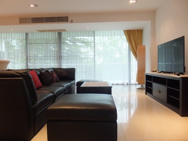 Condominium for rent Jomtien showing the living area 