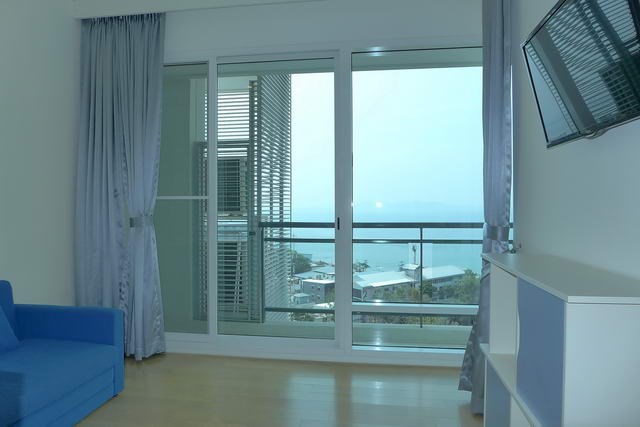 Condominium for rent Jomtien showing the living room