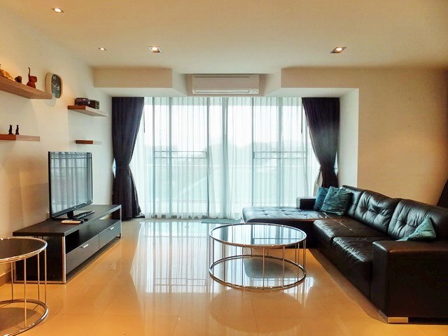 Condominium for rent Jomtien showing the living room 