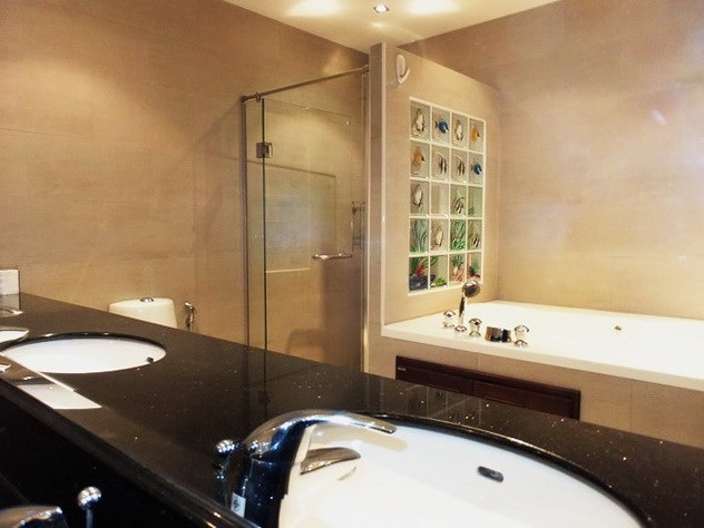 Condominium for rent Jomtien showing the master bathroom 