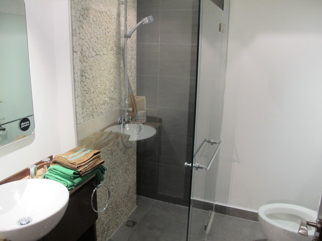 Condominium for rent Northshore Pattaya showing the bathroom 