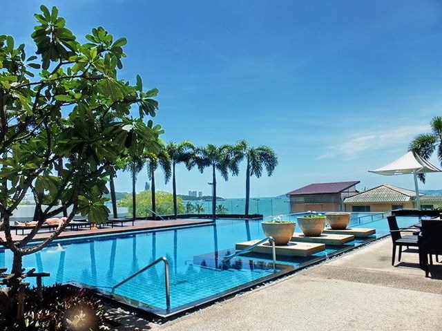 Condominium for rent Northshore Pattaya showing the communal swimming pool 
