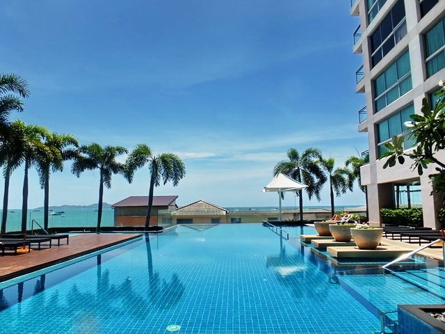 Condominium for rent Northshore Pattaya showing the pool and condo building 