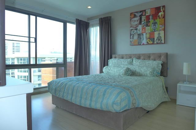 Condominium For Rent Pattaya showing the master bedroom 