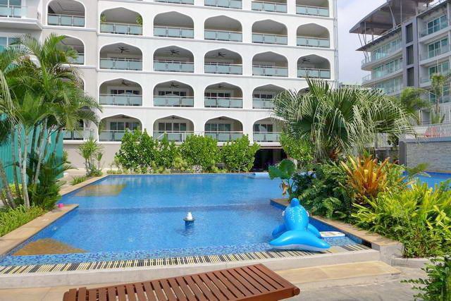 Condominium for rent Pratumnak showing the communal pool and building