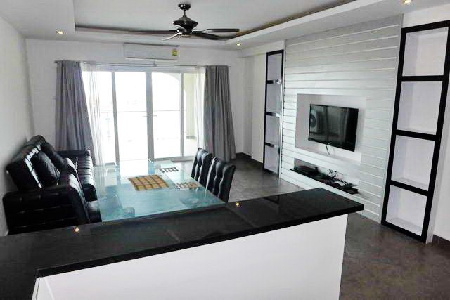 Condominium for rent Pratumnak showing the living area