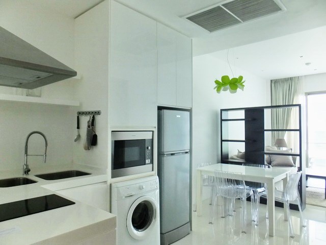 Condominium for rent Wongamat Pattaya showing the dining and kitchen areas