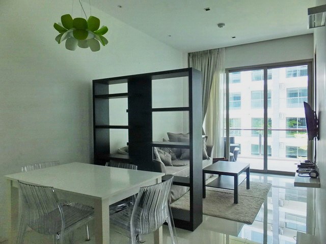 Condominium for rent Wongamat Pattaya showing the dining and living areas
