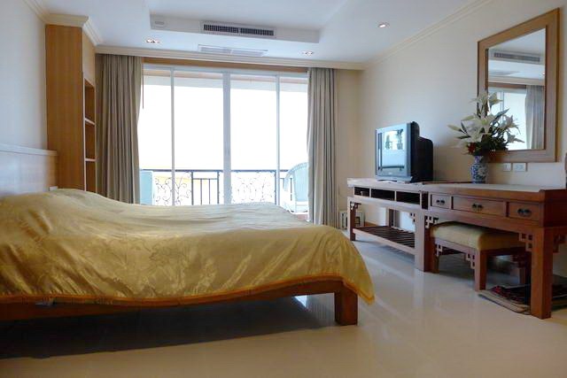 Condominium for rent in Pattaya showing the bedroom and balcony Condominium for rent in Pattaya showing the bedroom and balcony