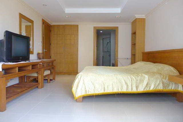 Condominium for rent in Pattaya showing the bedroom en-suit Condominium for rent in Pattaya showing the bedroom en-suit