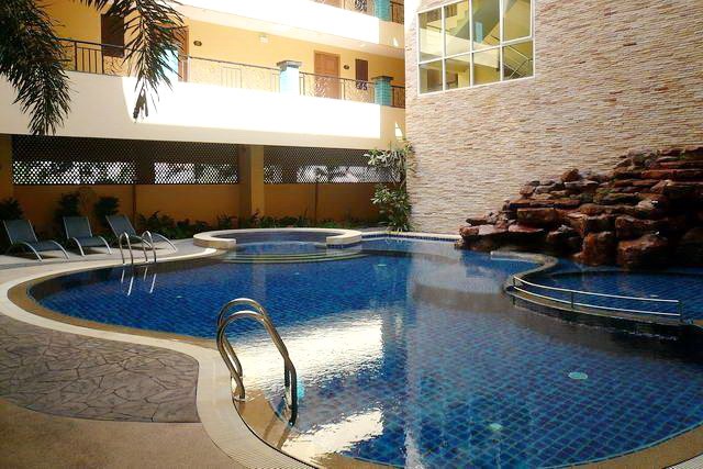 Condominium for rent in Pattaya showing the communal pool Condominium for rent in Pattaya showing the communal pool