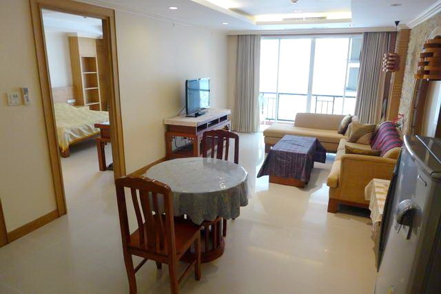 Condominium for rent in Pattaya showing the dining, living and balcony Condominium for rent in Pattaya showing the dining, living and balcony