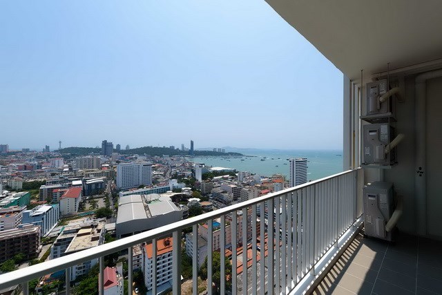 Condominium for Rent Pattaya showing the balcony and view Condominium for Rent Pattaya showing the balcony and view
