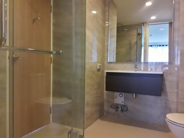 ondominium for rent Pattaya showing the bathroom with shower cubicle ondominium for rent Pattaya showing the bathroom with shower cubicle