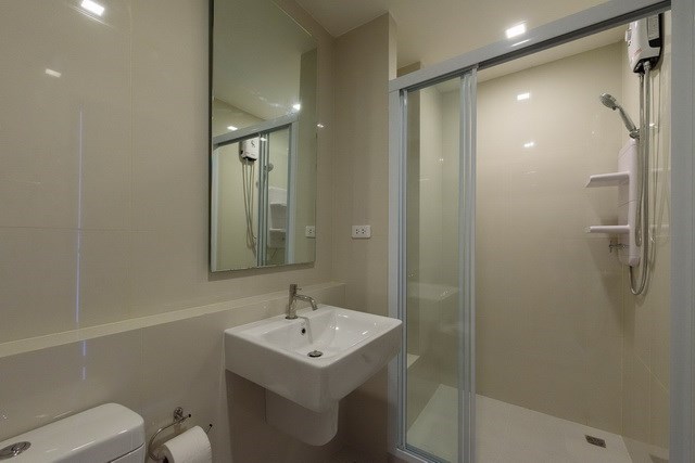 Condominium for Rent Pattaya showing the bathroom Condominium for Rent Pattaya showing the bathroom