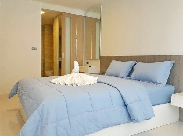Condominium for rent Pattaya showing the bedroom with built-in wardrobes Condominium for rent Pattaya showing the bedroom with built-in wardrobes