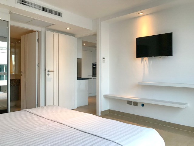 Condominium for rent Pattaya showing the bedroom with TV