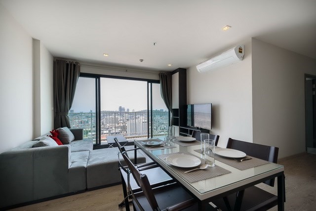 Condominium for Rent Pattaya showing the dining, living and balcony Condominium for Rent Pattaya showing the dining, living and balcony
